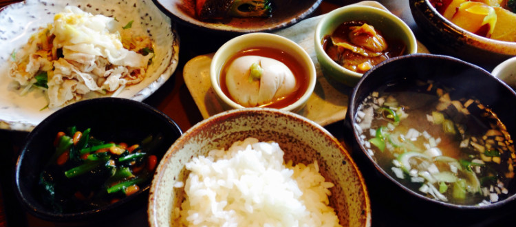 自炊ができなくても大丈夫?食事付き学生寮で不安解消!